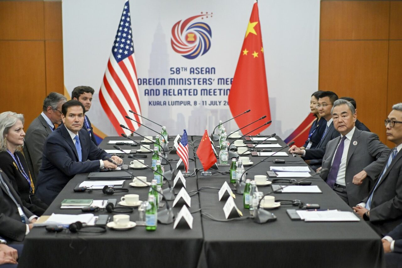 Marco Rubio se întâlnește cu ministrul chinez de Externe în Malaysia/ Wang Yi a criticat „comportamentul tipic de INTIMIDARE unilaterală” al SUA