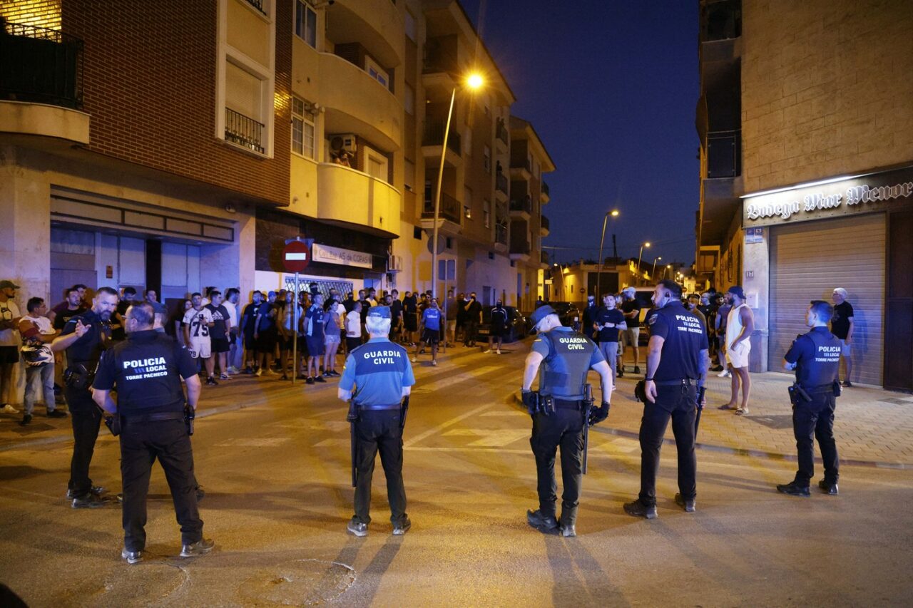 SPANIA: Opt persoane au fost arestate după confruntări între localnici și migranți