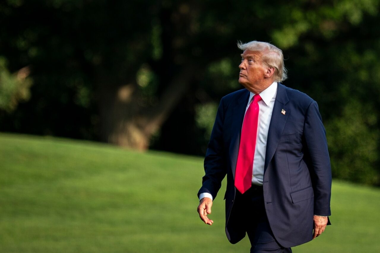 Financial Times: Donald Trump obține 50 de miliarde de dolari din taxe vamale, după ce întreaga lume a tăcut în fața amenințărilor lui