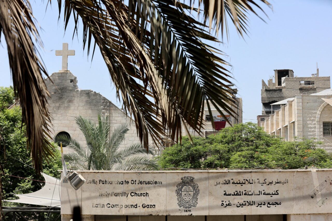 Italia și Vaticanul CONDAMNĂ atacul armatei israeliene asupra unei biserici din Gaza /Israelul regretă incidentul