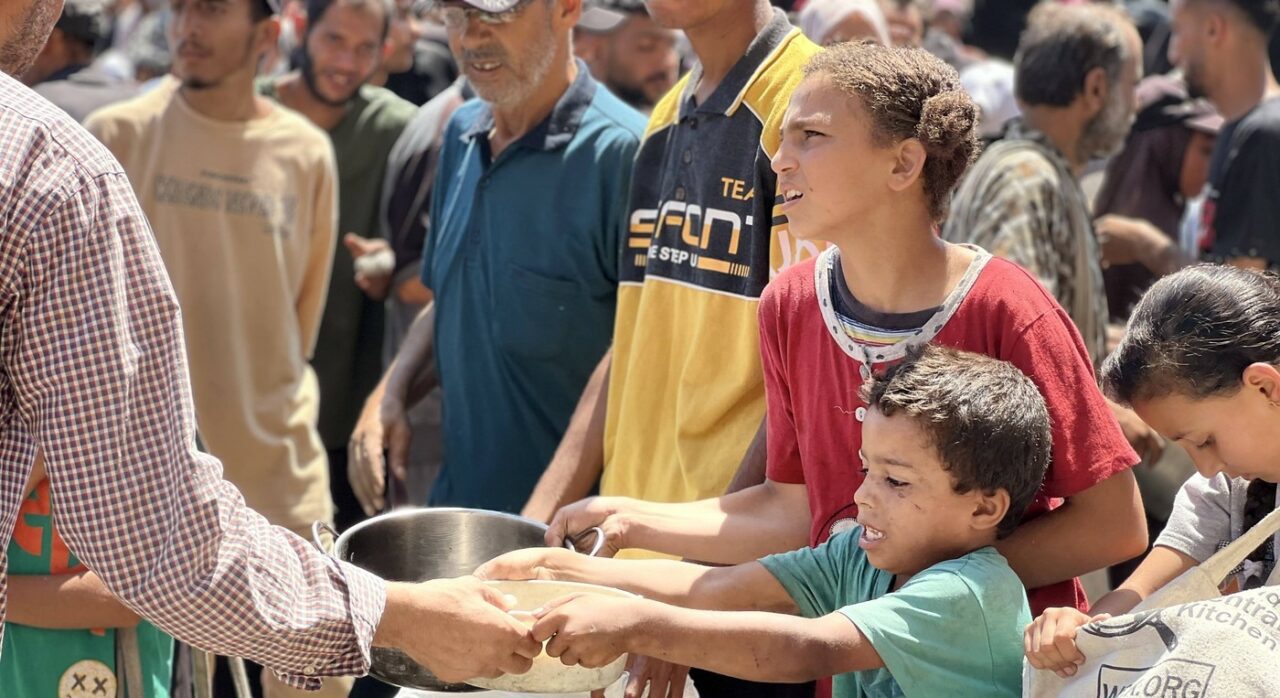 Măcel în Gaza. Peste 50 de persoane, UCISE, lângă un centru de ajutor umanitar: „Au deschis focul ca şi cum vânau animale sălbatice”