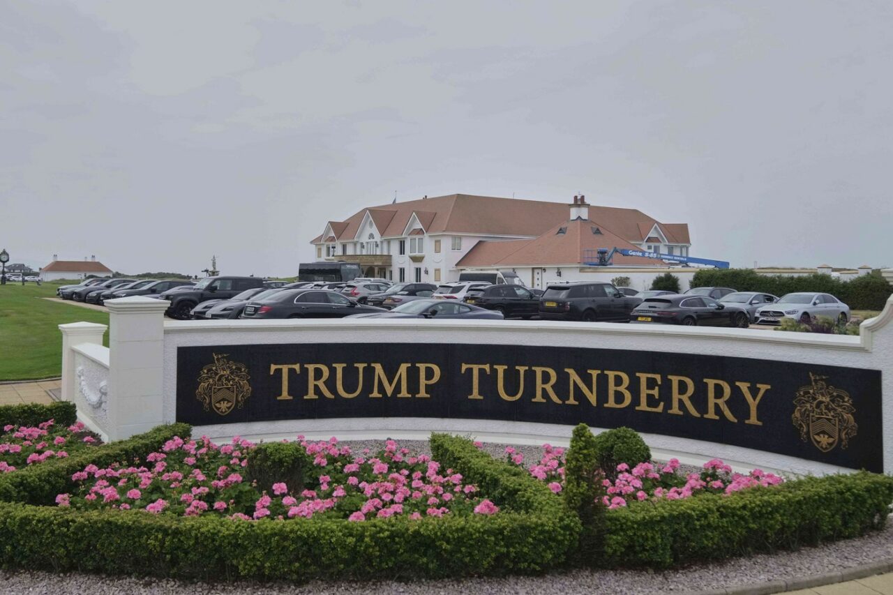 Donald Trump, într-o vizită de patru zile în Scoția. Pe agendă – cele două circuite de GOLF, dar și întâlniri cu premierul britanic și cel scoțian