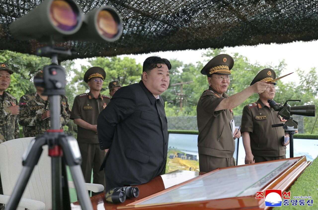 Kim Jong-Un își îndeamnă trupele să se pregătească pentru un „RĂZBOI adevărat”/ Coreea de Nord efectuează exerciții de artilerie
