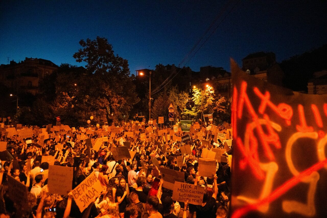 Începutul SFÂRȘITULUI pentru Administrația Zelenski? Protestele par a semnala schimbarea poziției UE, ceea s-ar înscrie în planul SUA de pace cu Rusia