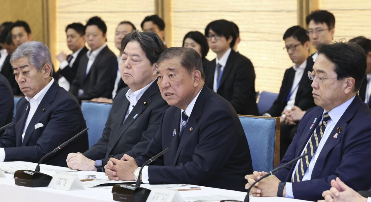 Premierul Japoniei dorește implementarea „stabilă” a acordului COMERCIAL cu SUA/ Tokyo va crește achizițiile de armament