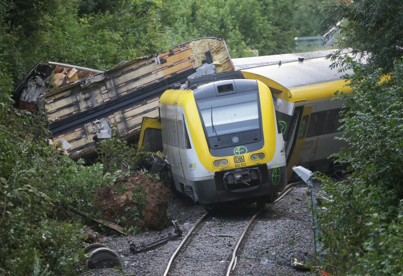 ACCIDENT grav în Germania. Trei oameni au murit după deraierea unui tren de călători