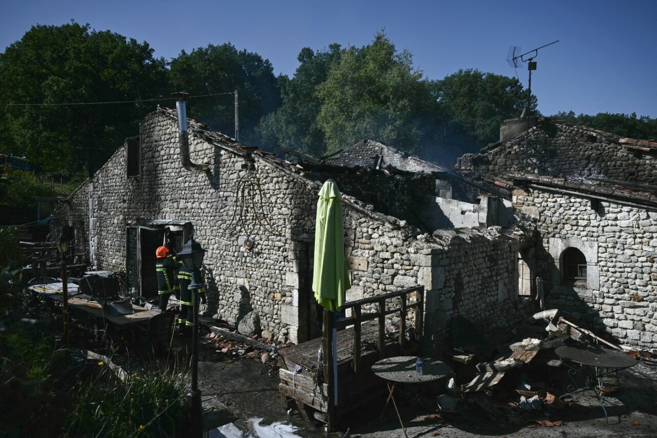 Patru persoane ucise și una dispărută, după un INCENDIU la un centru pentru adulți cu dizabilități din Franța