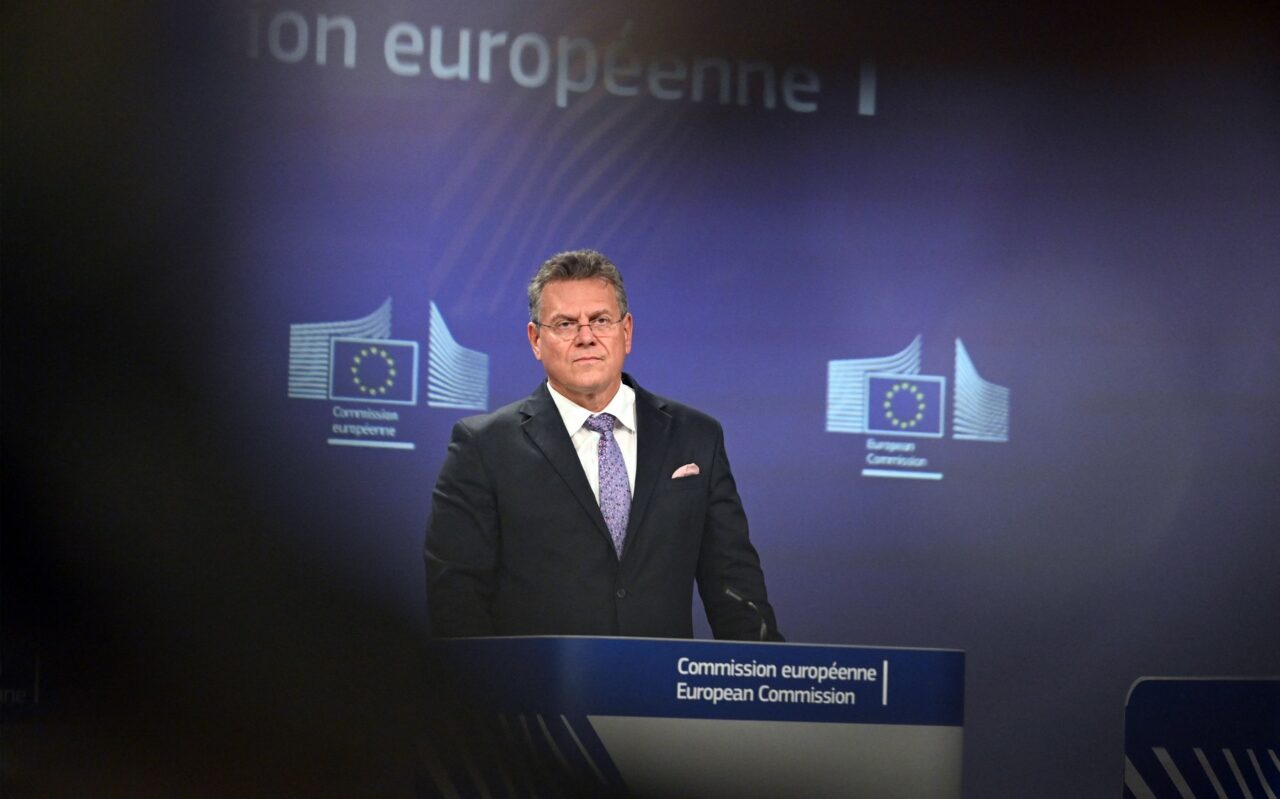 Comisia Europeană încearcă să justifice acordul cu SUA /„Un RĂZBOI comercial ar genera consecințe grave”