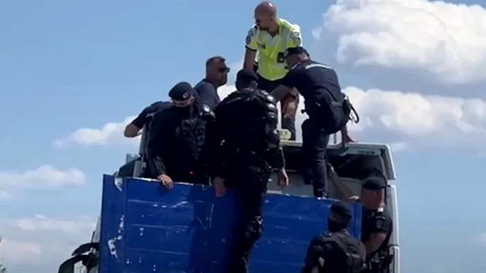 Primele măsuri după incidentul de pe A1. Ce s-a întâmplat cu șoferul care a BLOCAT traficul în semn de protest / Alți 13 pietoni au fost amendați