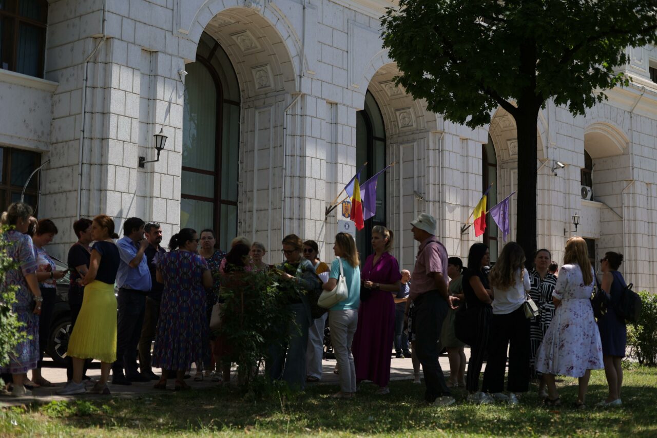 Angajații de la Apele Române, NEMULȚUMIȚI de noile măsuri: „Salariile nu au fost indexate cu inflația”