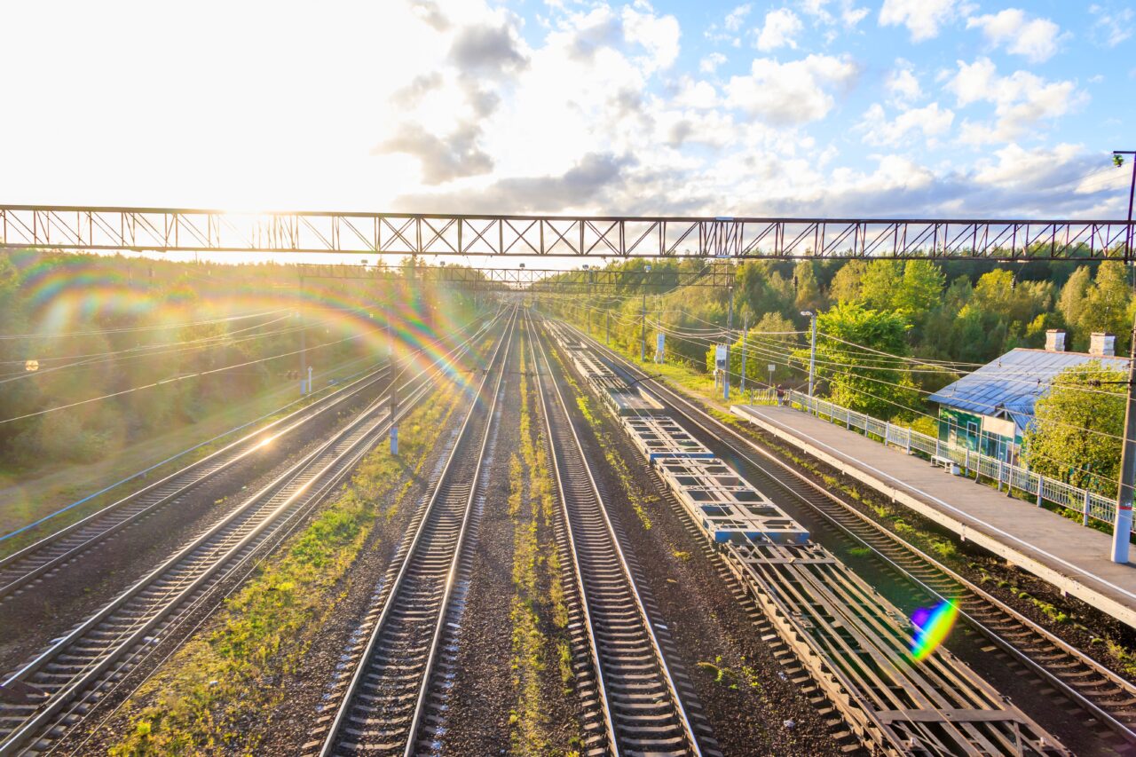 Un vagon al unui tren de marfă a deraiat în staţia Mogoşoaia. A fost blocată circulaţia trenurilor care intră/ies din Pajura, Colentina, Buftea