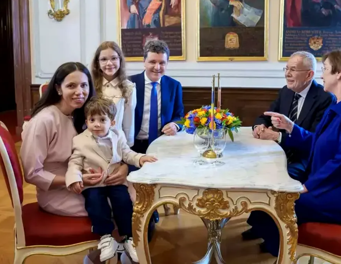 Mirabela Grădinaru navdušila z izbiro obleke na uradni avstrijski turneji