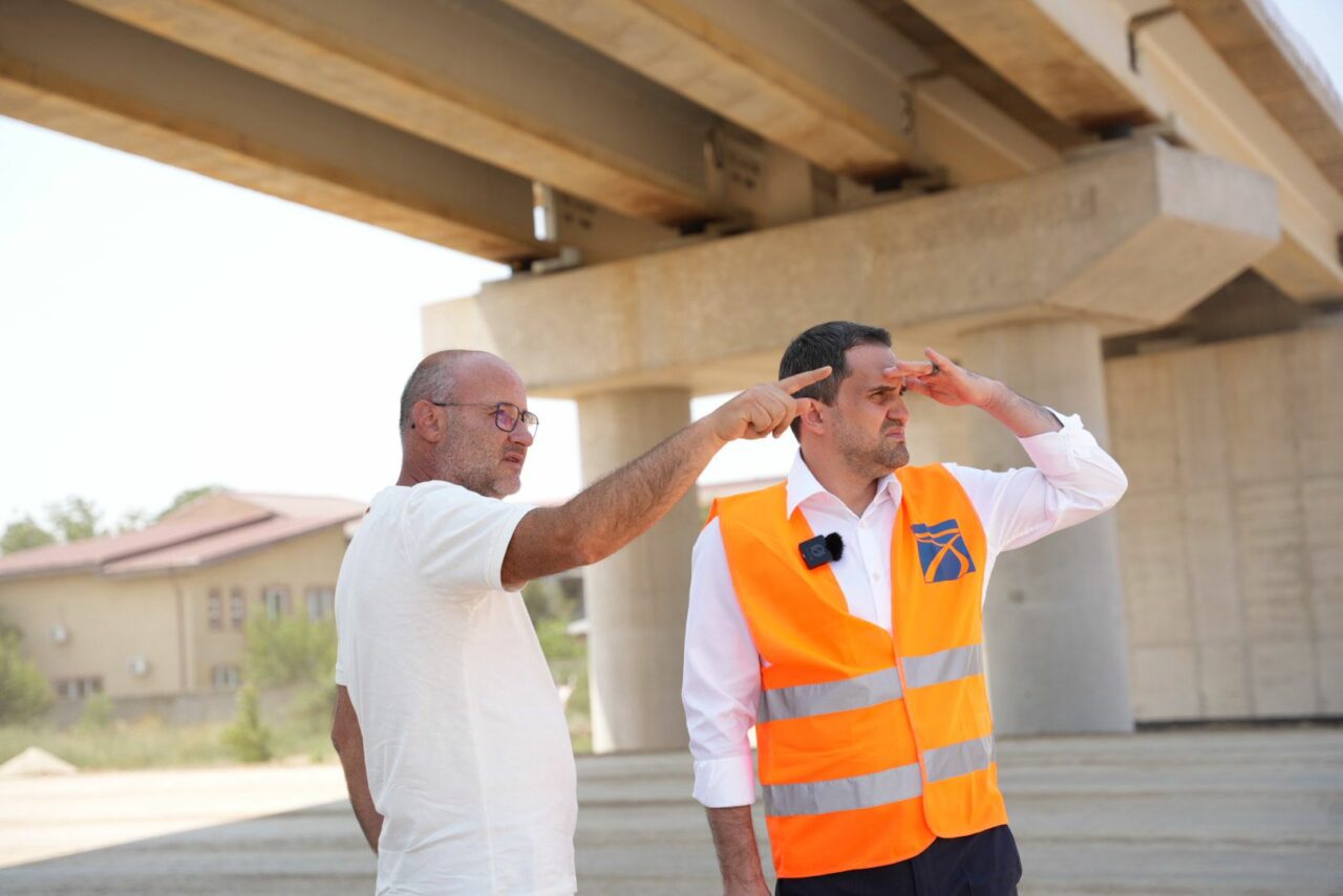 Minister za transport opozarja na zamude kitajskega gradbenika na avtocesti A0