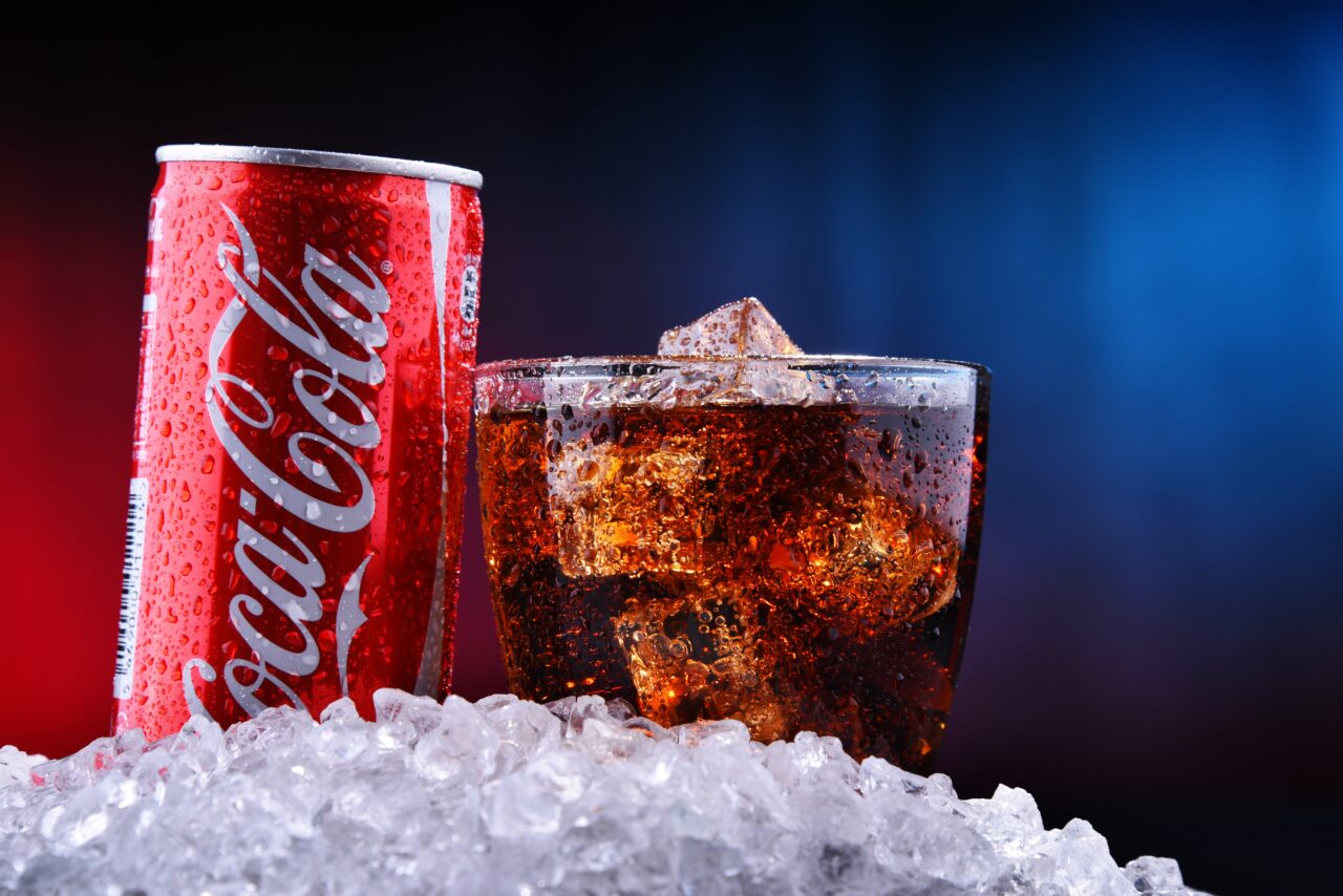 Coca-Cola anunță că modifică rețeta pe care o folosește în SUA pentru cea mai cunoscută băutură a sa. Schimbarea, cerută de Donald Trump