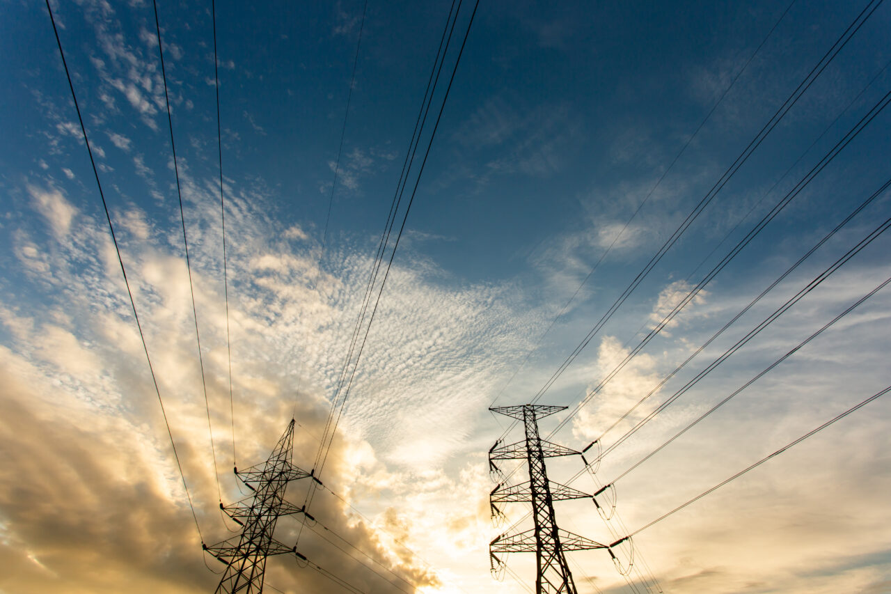 ANRE: Companiile care cumpără ENERGIE electrică acum, cu livrare în viitor, sunt obligate să plătească un avans