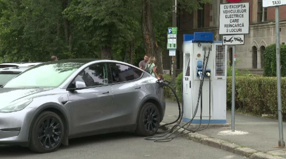 PARADOX în România. Numărul stațiilor de încărcare pentru maşinile electrice crește, într-un moment în care ritmul de vânzare al acestora scade