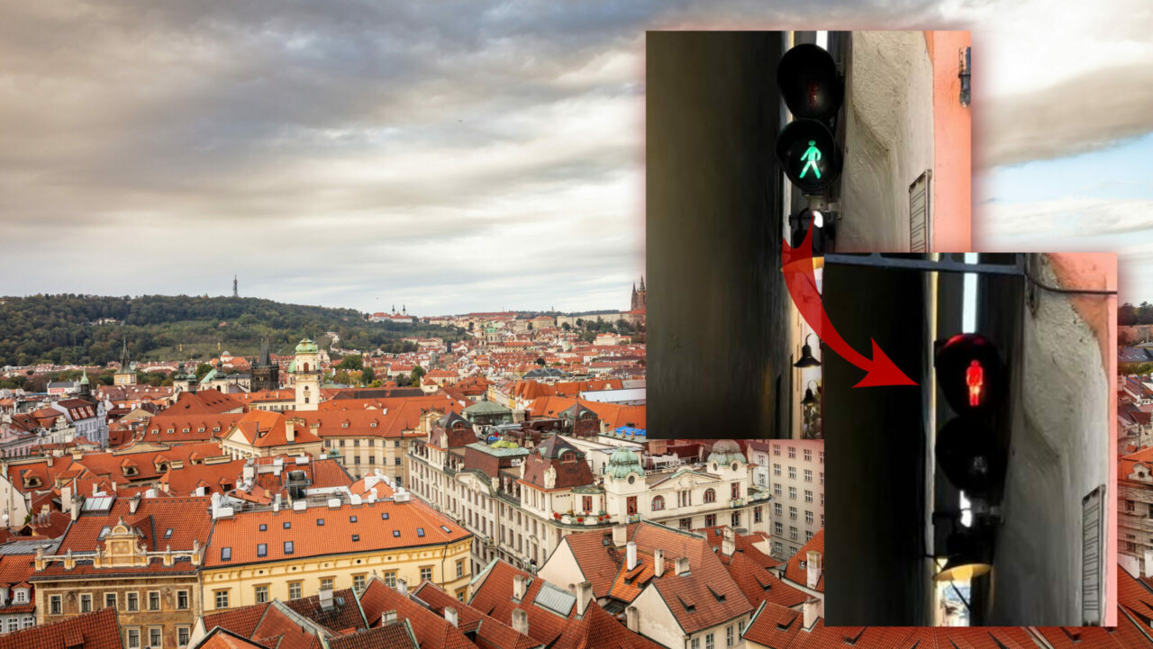 Cea mai îngustă stradă din Europa. Are o lățime mai mică de 50 de centimetri, iar turiștii stau la semafor ca să o traverseze