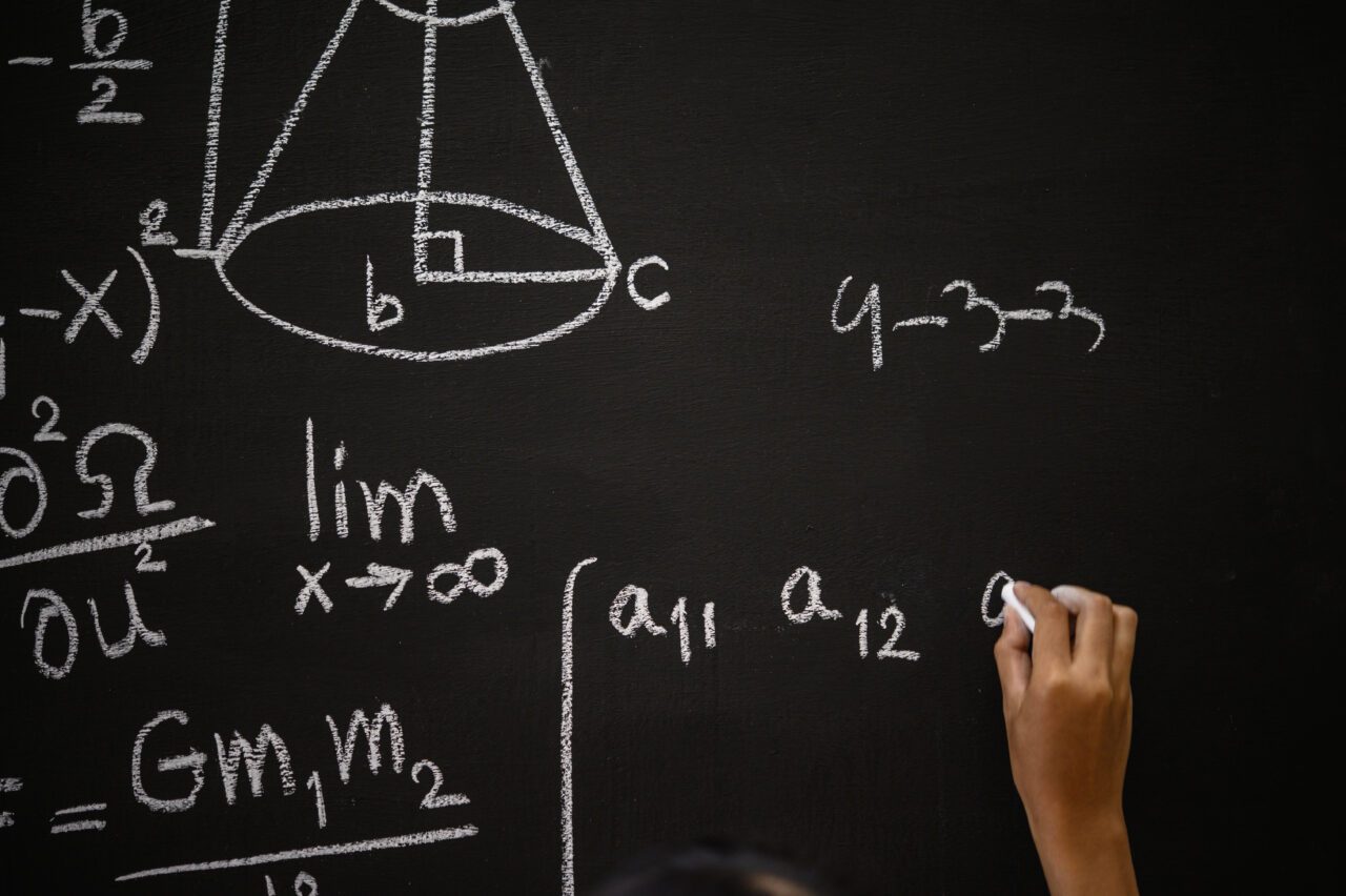 O elevă de numai 17 ani a reușit să rezolve o problemă de matematică nerezolvată timp de 45 de ani. Povestea tinerei care a uimit lumea științifică