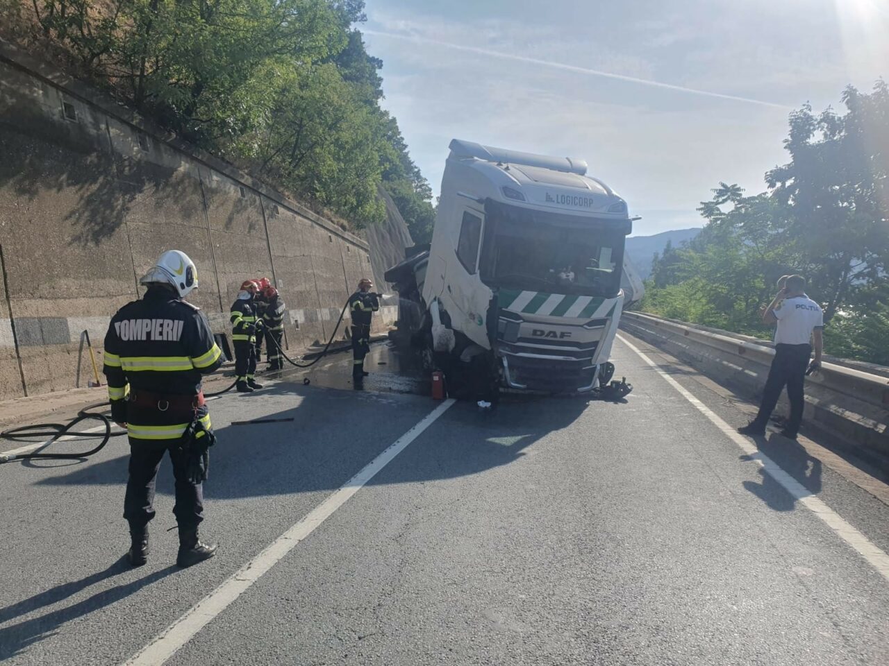 Scurgeri de COMBUSTIBIL în Dunăre. Camion răsturnat în Orșova. Apele Române și Garda de Mediu sunt în alertă