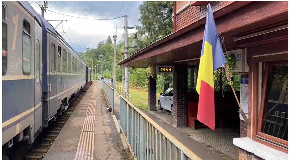 HAOS pe calea ferată din zona Văii Prahovei. Circulația trenurilor între Bușteni, Sinaia și Valea Largă, BLOCATĂ / 11 trenuri oprite din circulație