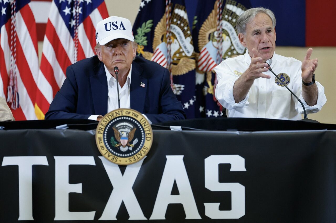 Donald Trump a vizitat comitatul Kerr devastat de INUNDAȚII: „Jelim pentru fiecare viață luată de inundații și ne rugăm pentru familii”