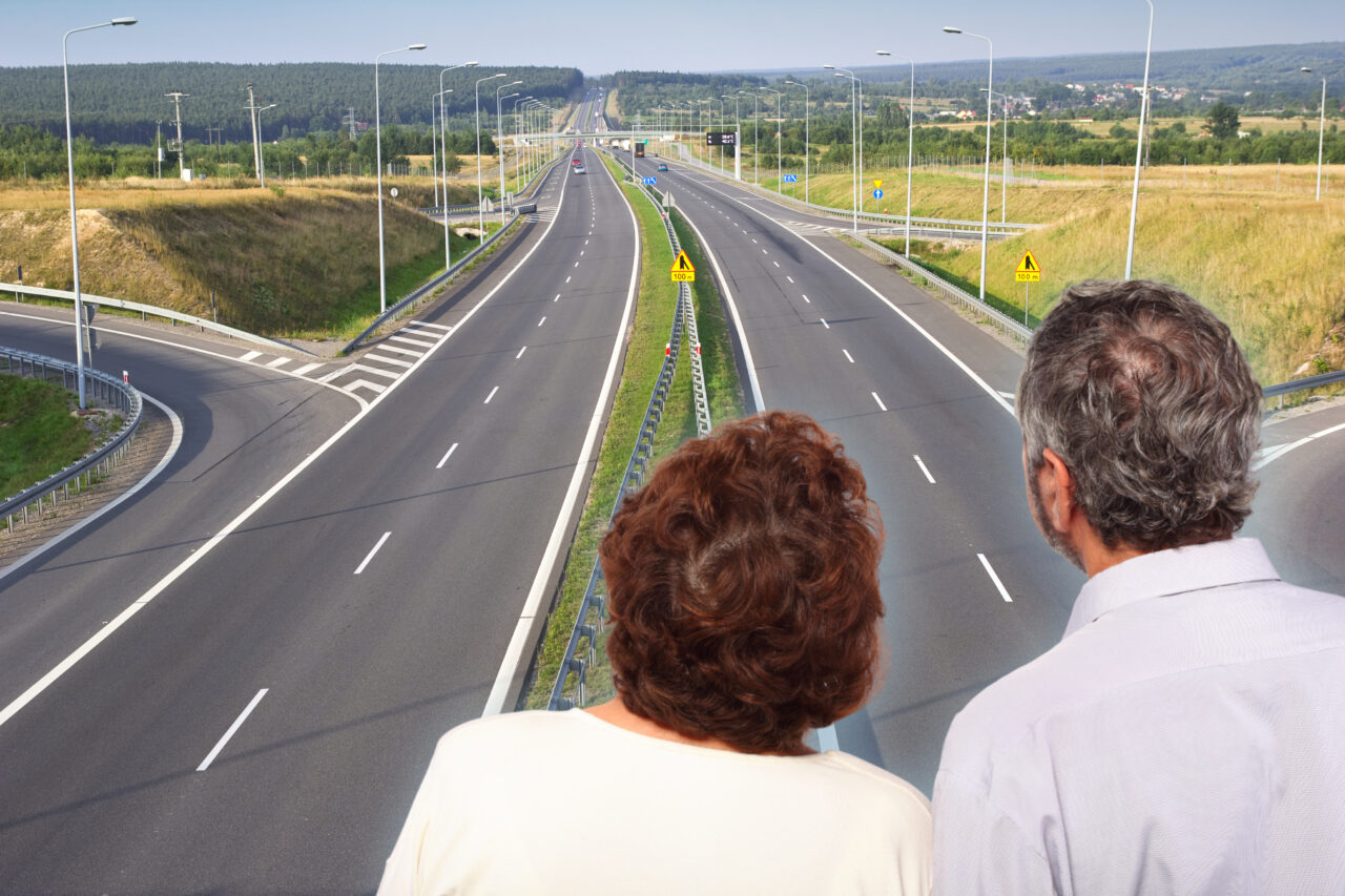 Un bărbat și-a uitat soția într-o benzinărie, la 4 dimineața. Și-a adus aminte de ea abia după 4 ore și 300 de kilometri parcurși