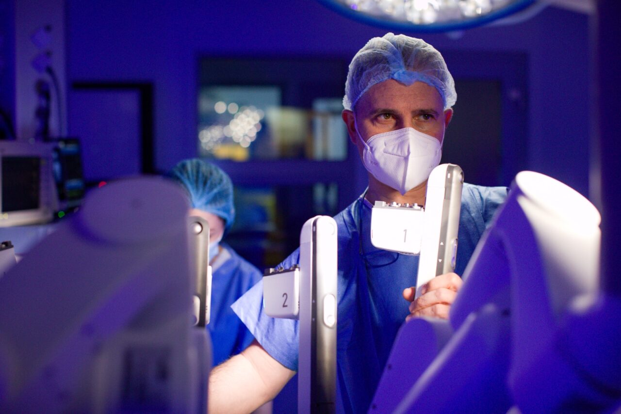 Care sunt avantajele chirurgiei robotice urologice (P)