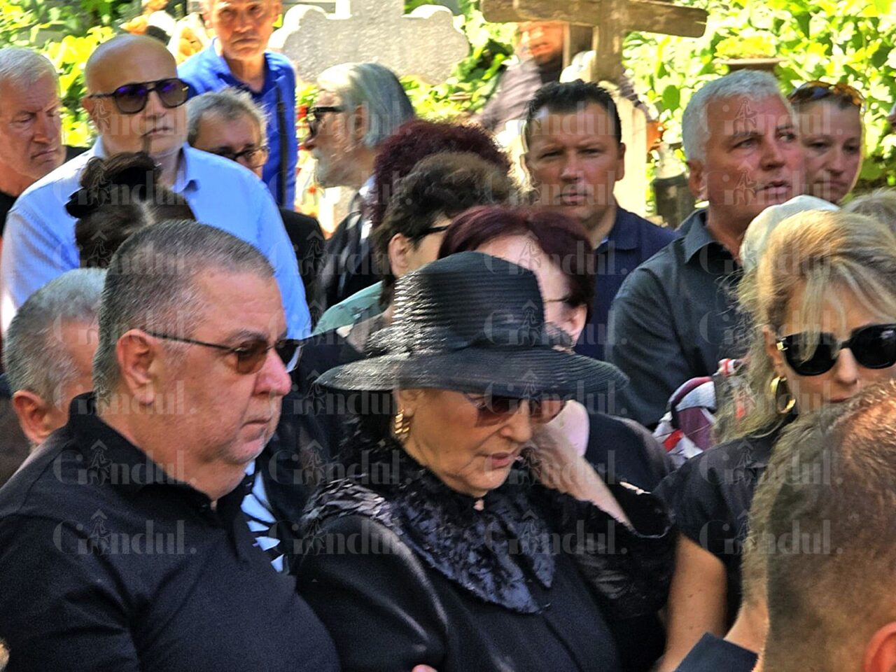 Omagii și lacrimi la capătâiul lui Ion Cernea. Soțul Irinei Loghin, înmormântat astăzi. DURERE fără margini pentru cântăreață și cei doi copii