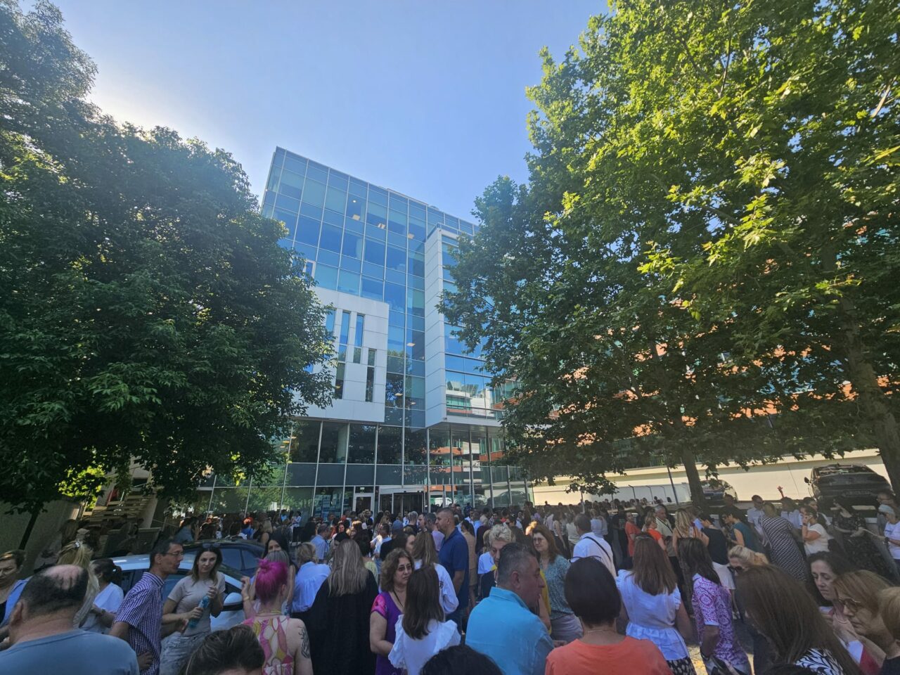 Angajații Ministerului Investițiilor și Proiectelor Europene, în a cincea zi de PROTESTE. Oamenii își apără, în stradă, drepturile salariale