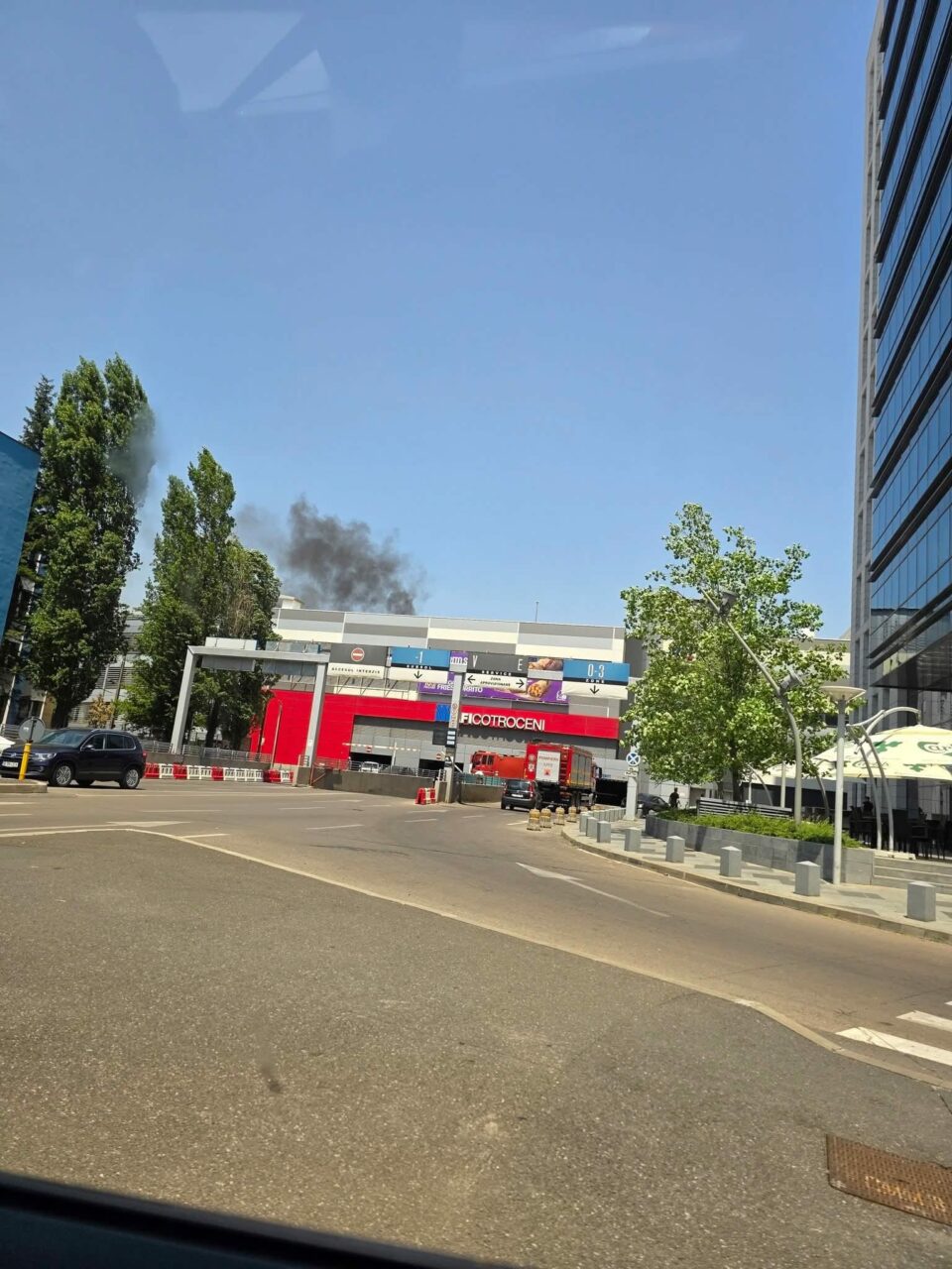 Peste 1.300 de persoane evacuate, după un incendiu puternic izbucnit pe terasa mall-ului Afi Palace Cotroceni din București. Reacția oficialilor