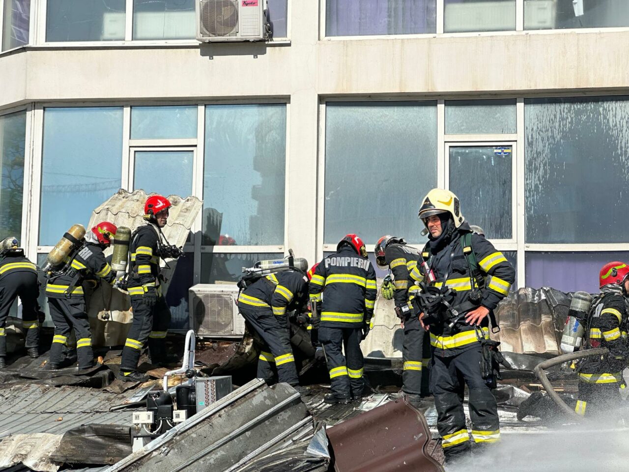 INCENDIU puternic la un magazin în Soșeaua Virtuții. Focul s-a extins și la terasa unui hotel / Pompierii intervin în forță