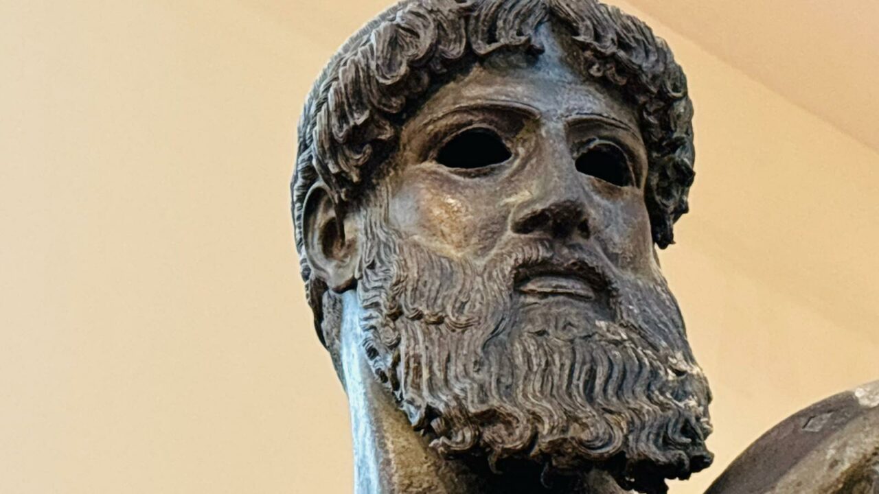 Dilema statuii din BRONZ de la Artemision, descoperită în urmă cu 100 ani. Istoricii nu au deslușit misterul nici acum