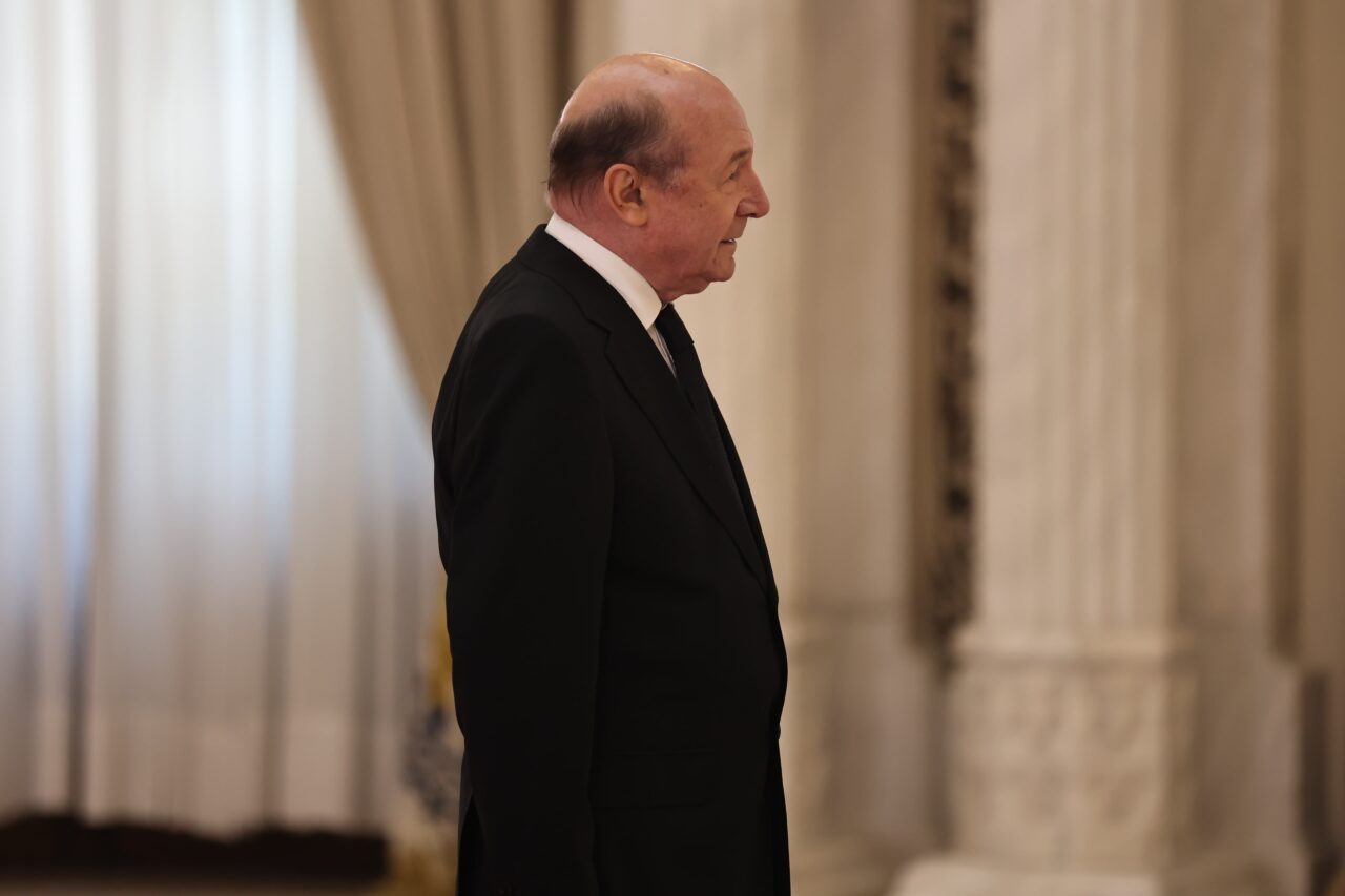 Traian Băsescu – moment de RECULEGERE la catafalcul lui Ion Iliescu