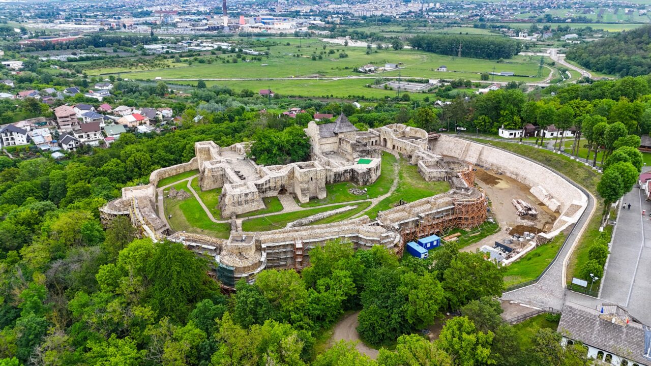 Gheorghe Șoldan anunță că încep LUCRĂRILE pentru eliminarea infiltrațiilor de apă la Cetatea de Scaun a Sucevei