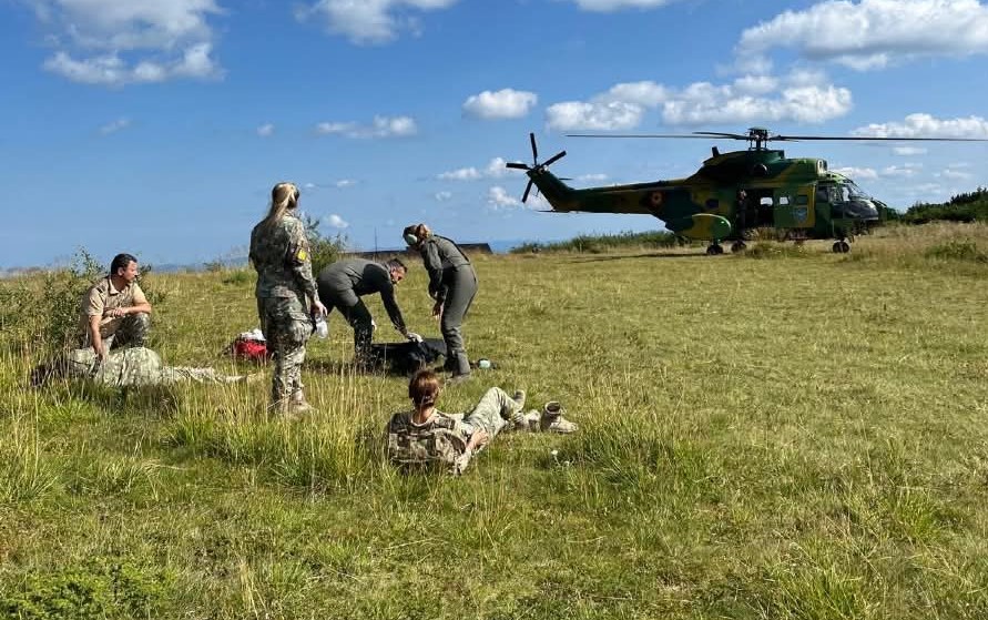 Elicoptere ale Forţelor Aeriene Române aflate în timpul unui exerciţiu au identificat o tânără de 18 ani grav rănită în Masivul Ceahlău