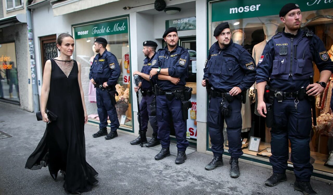 Misterul pozelor cu ministrul de Externe a fost spulberat. Sunt postate de un designer celebru, nu făcute cu AI. Oana Țoiu: „Confirm, nicio problemă”