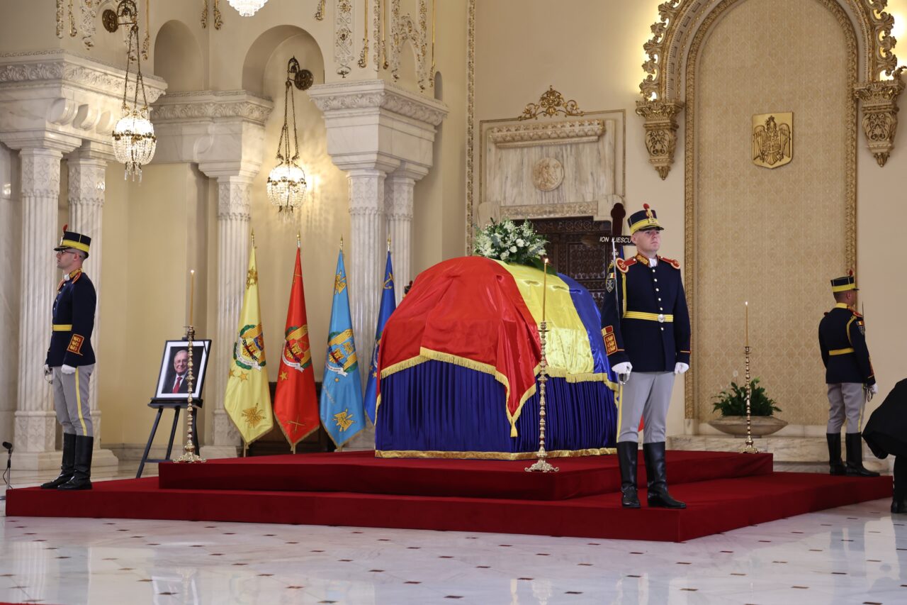 FUNERALII Ion Iliescu/ Sicriul a fost depus la Palatul Cotroceni. Principalele momente ale zilei, transmise LIVE