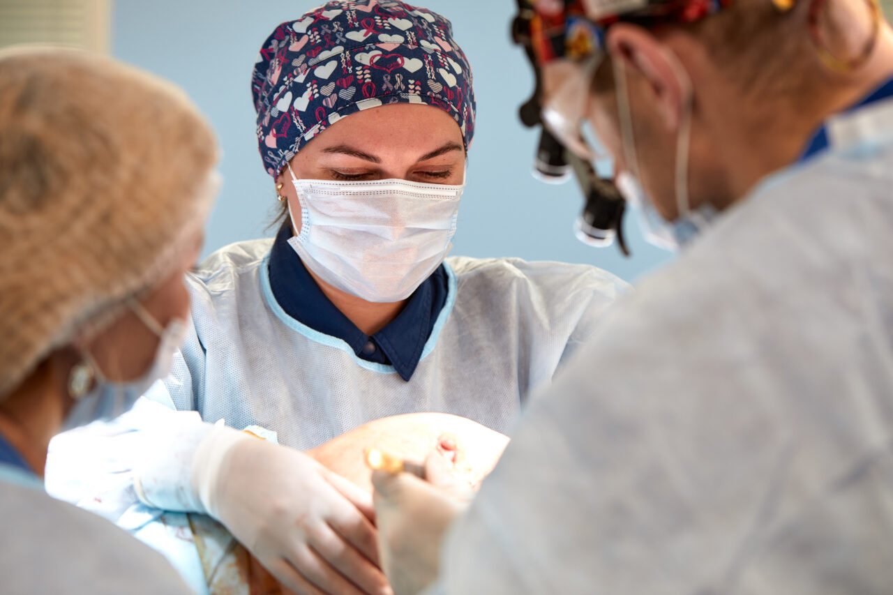 Medicii din Iași, ȘOCAȚI de cazul unei tinere de 22 de ani care a ajuns la a cincea cezariană. Ultima, la mai puțin de un an de la nașterea anterioară