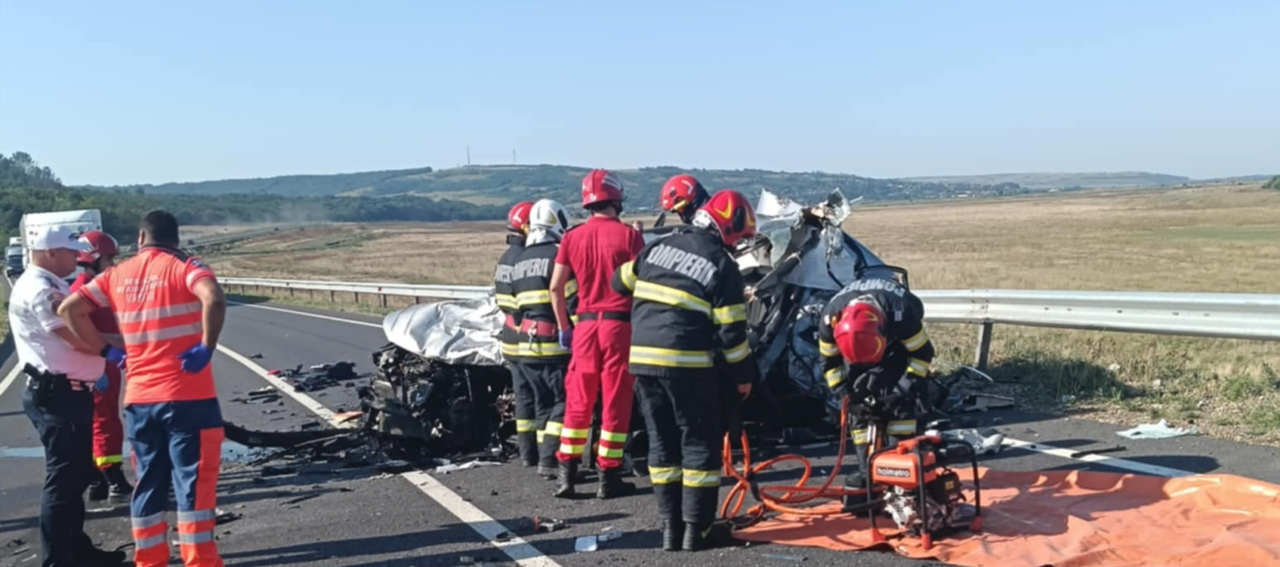 Un șofer a murit strivit pe șoseaua de centură a orașului Bârlad. Maina lui a intrat sub un TIR