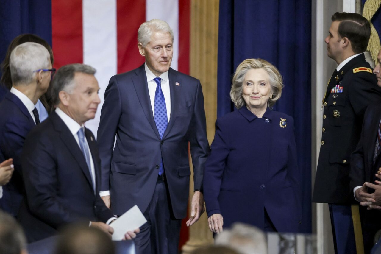 Bill Clinton și soția sa, Hillary, citați de Congresul SUA să depună mărturie despre omul de afaceri Jeffrey Epstein