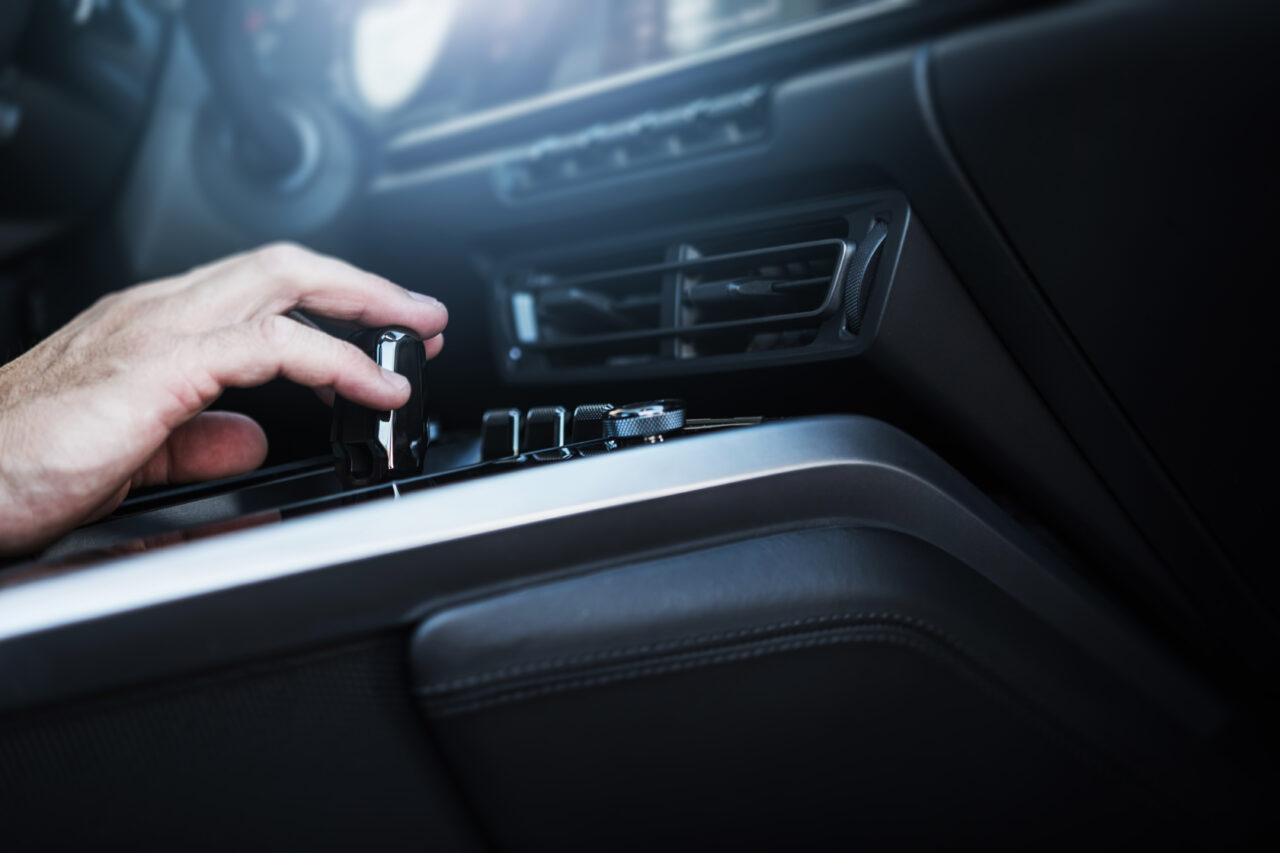 Ce riscă șoferii care ascultă muzică la un volum ridicat în mașină, după modificarea recentă a Codului Rutier