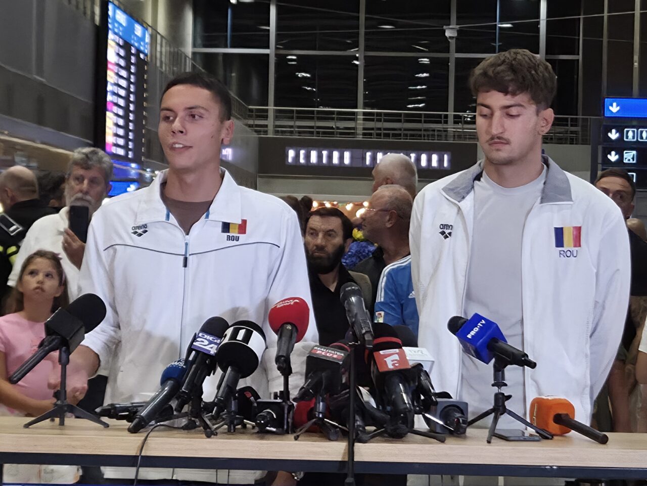 David Popovici, la întoarcerea în țară cu cele două medalii de aur obținute la Singapore: „Am reușit să mă autodepășesc”. Ce spune despre RETRAGERE
