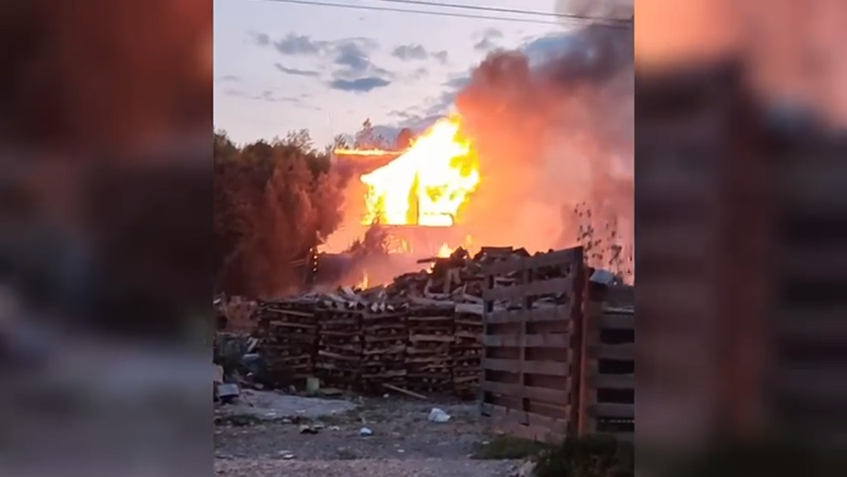 INCENDIUL puternic izbucnit la un grajd al unei pensiuni din Râșnov s-a extins la unitatea turistică și clădirea restaurantului