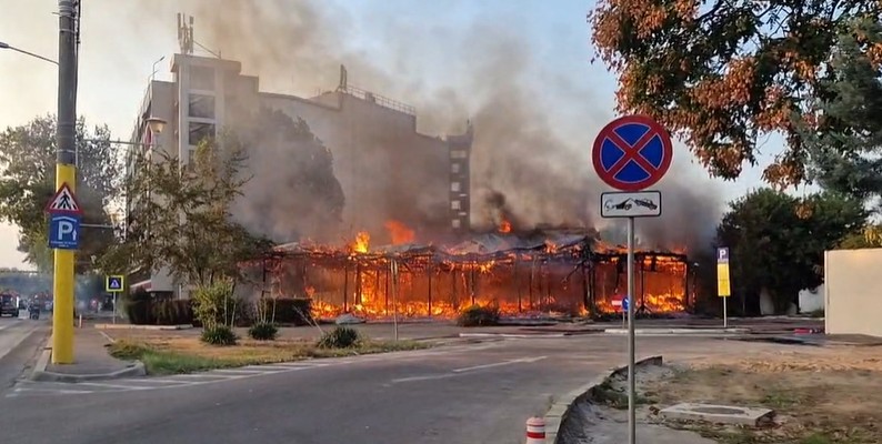 Incendiu în Mamaia. Se mistuie fostul club Bellagio!