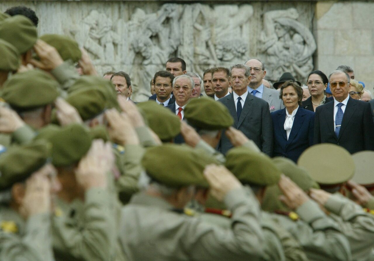 Momentul stânjenitor de care a avut parte Iliescu la discursul Regelui Mihai din Parlament: De ce a refuzat monarhul să-l salute pe fostul președinte