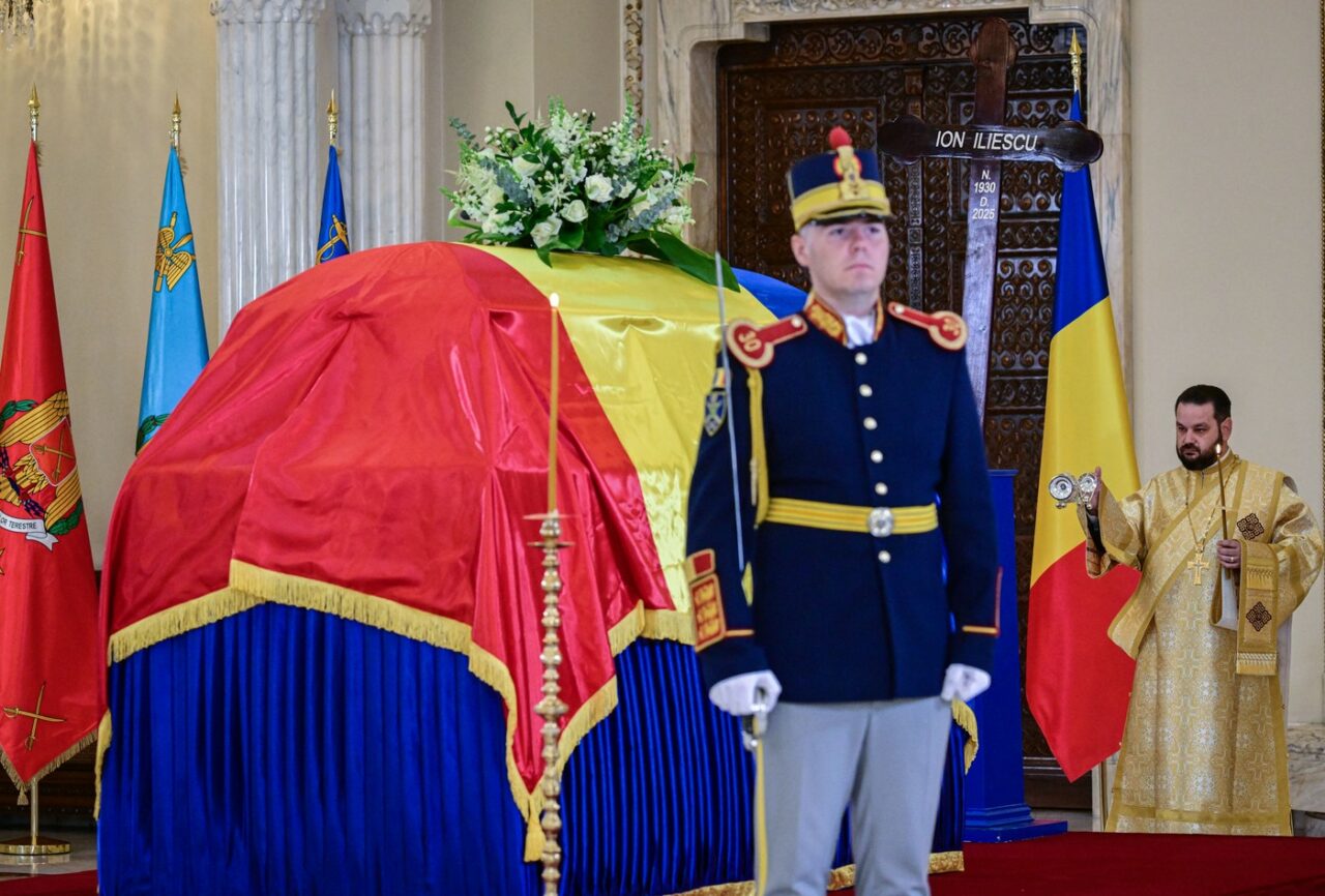 Misterul care se învârte în jurul CRUCII fostului președinte Ion Iliescu: Lipsește un detaliu foarte important