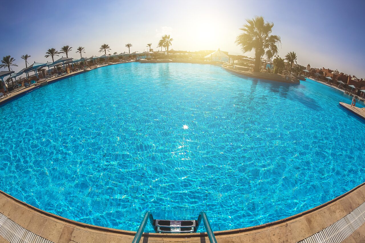Pericolul nevăzut din piscinele publice. Cum reduci riscul de boli cauzate de germenii din apă