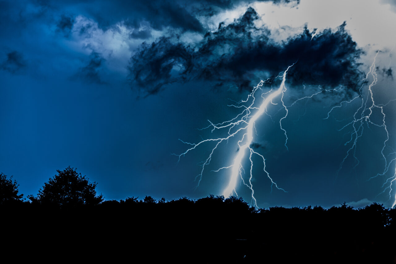 Avertizare meteo cod galben de ploi torențiale, vijelii și grindină, astăzi. Ce zone sunt vizate
