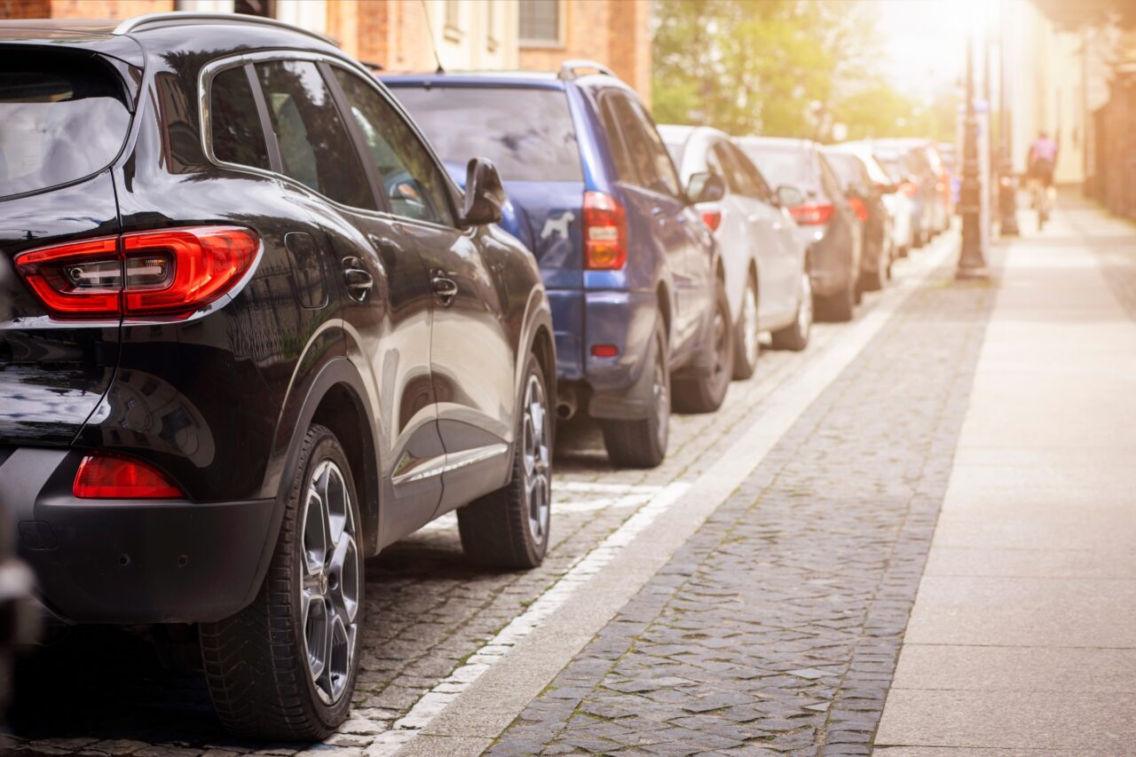 Orașul în care locurile libere de parcare sunt scoase la licitație. Un cetățean a plătit 3.850 de lei pe an ca să-și parcheze mașina în cartier