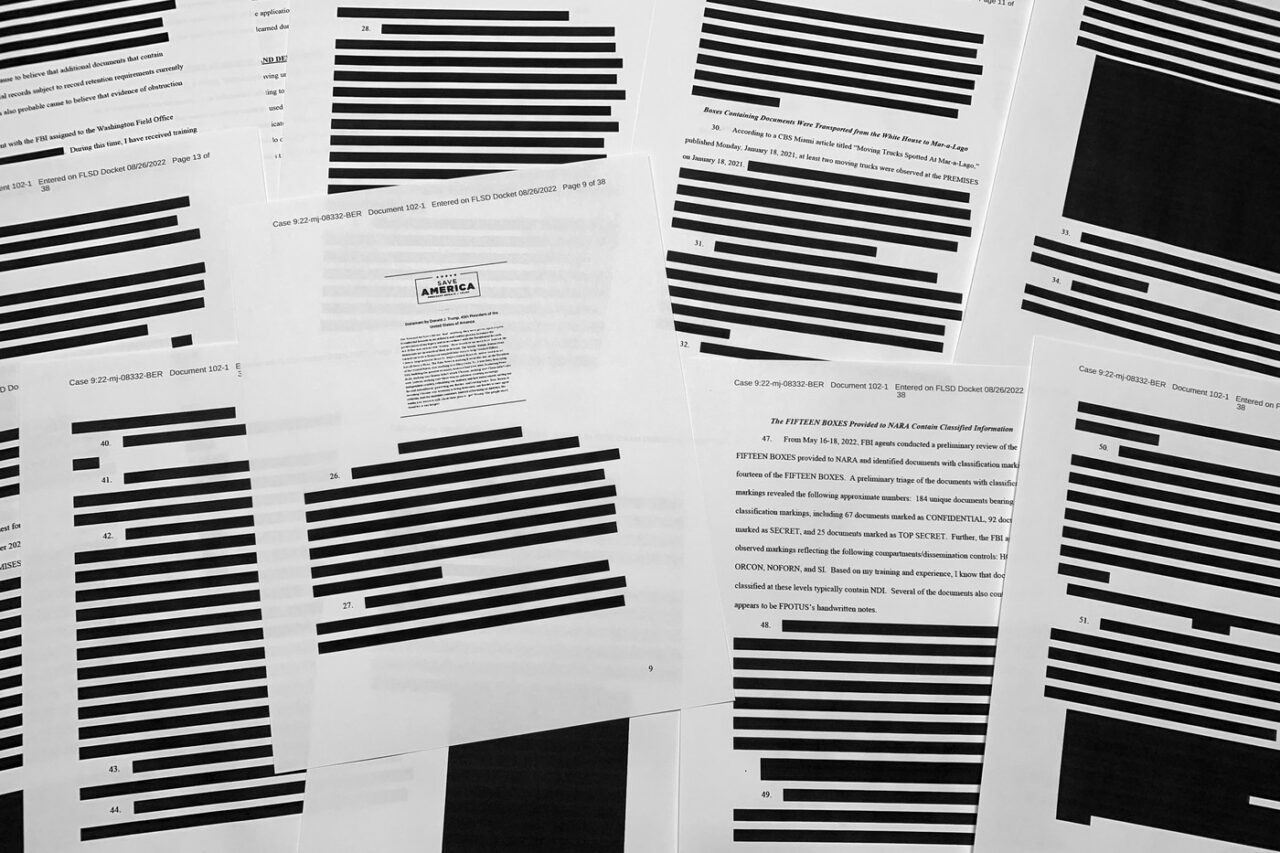 Bloomberg: FBI a CENZURAT referirile la Trump din dosarele Epstein. „O sarcină herculeană”: 1.000 de agenți au analizat 100.000 de documente